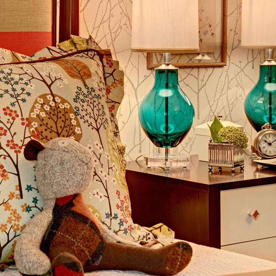 10-bedroom-bed-teddy-bear-lamp-striped-accent-accessories